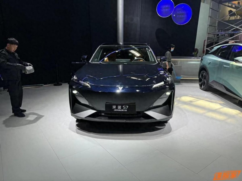 深蓝S7黑金骑士版实车曝光，外观炫酷内饰科技，你心动了吗？