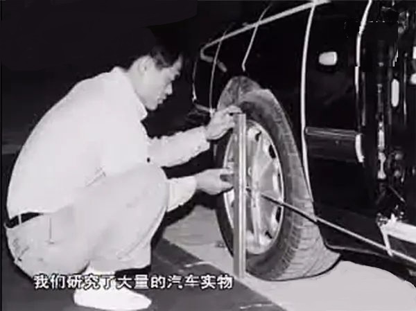吉利千辛万苦敲打出的100辆豪情，为何李书福直接用压路机报废