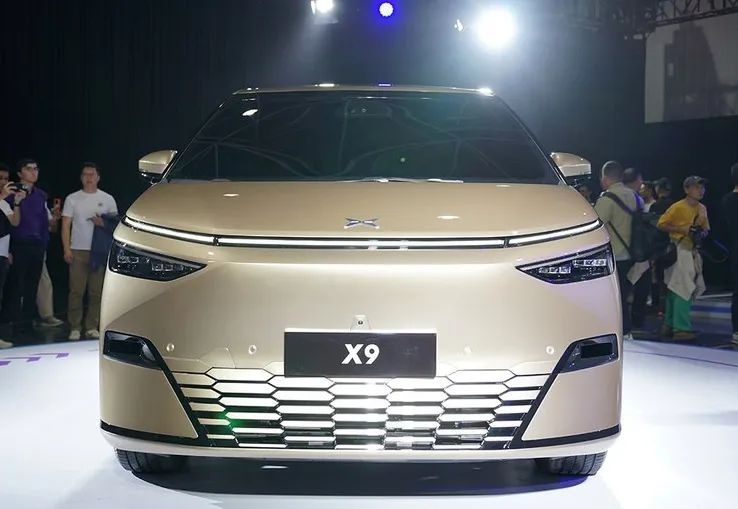 比理想MEGA更顺眼，小鹏X9首发亮相，这次不会翻车了？