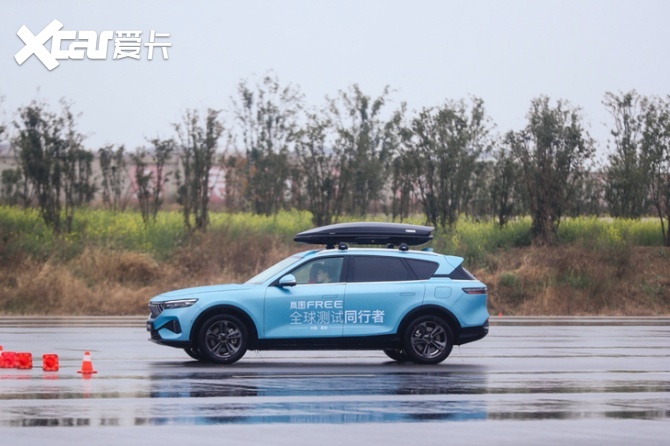 新知达人, 岚图FREE预售31.36万起增程续航860公里智能电动新标