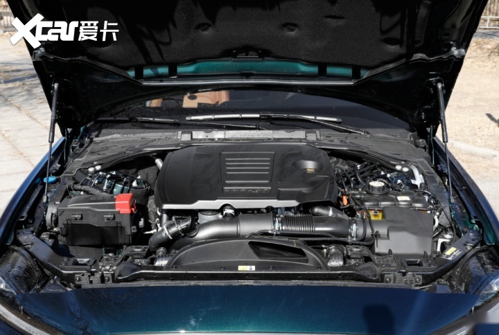 入门级豪车也内卷，奥迪A4L对比捷豹XEL谁更超值？
