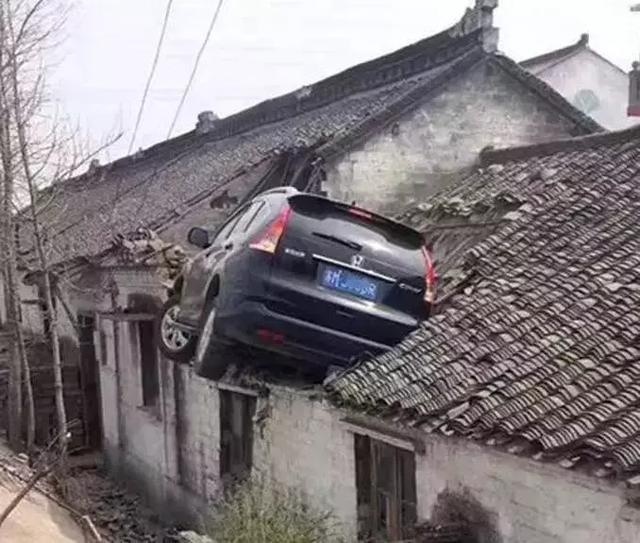 除了开车爬路牌杆，还有哪些奇葩的驾驶骚操作？
