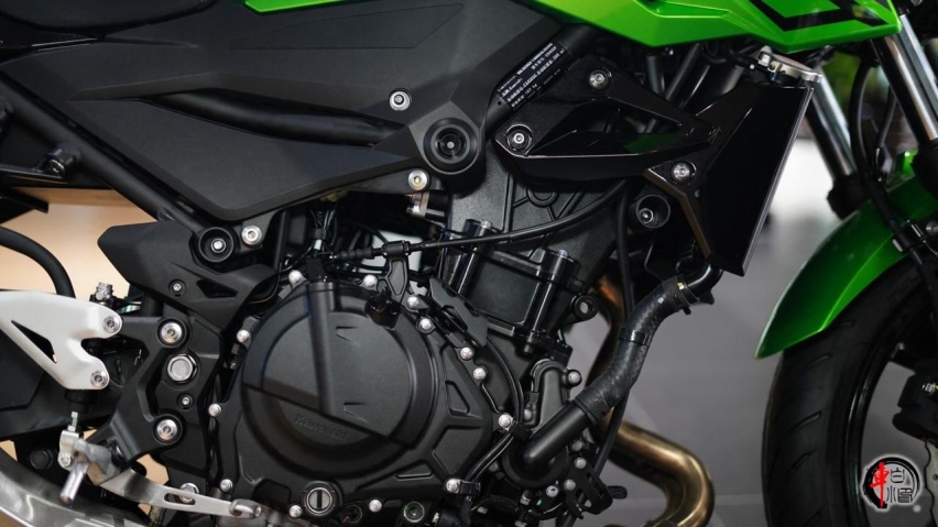资讯|运动街车川崎Z400:双缸马力极速小猛禽,售价47800元