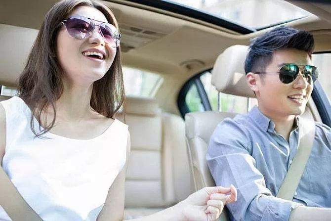 尴尬？不尴尬！男人洋洋得意，妹子一脸鄙夷