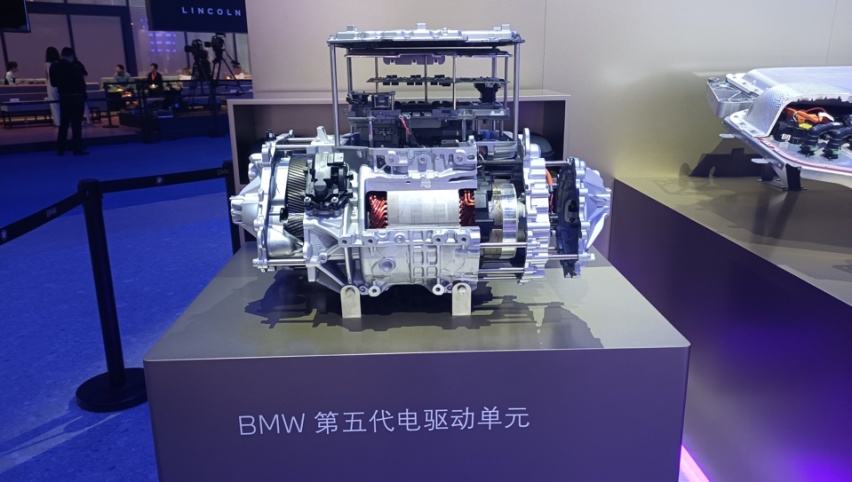 零百3.7秒，宝马i7 M70L是本届车展最强大的电动车？