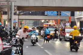 演员买超发布行车记录仪视频，称：开车时差点撞上闯红灯的外卖员