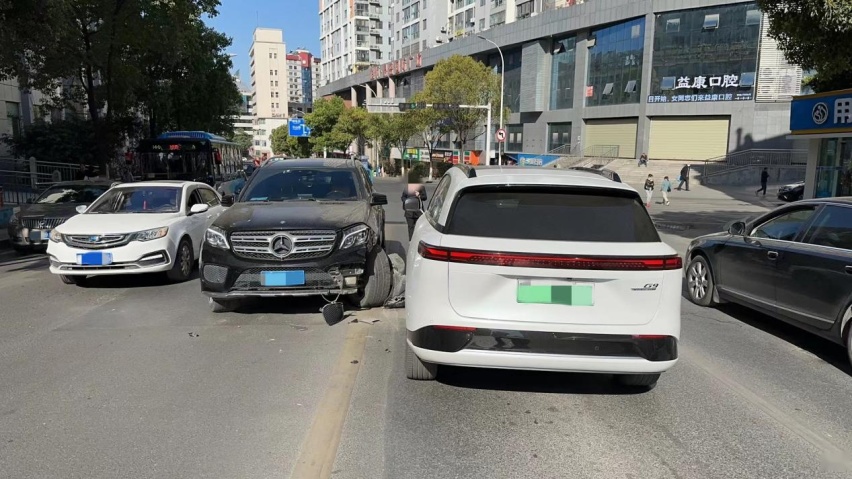 50万内最硬SUV？小鹏G9跟奔驰GLS发生碰撞，结果让人吃惊！