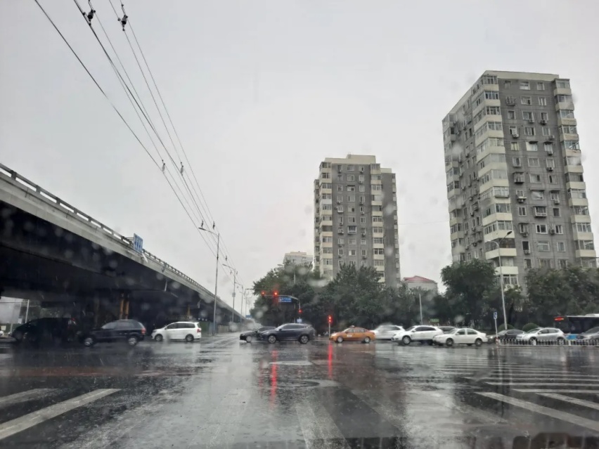 暴雨行车灯光究竟该怎么用？