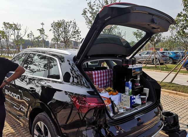 别被续航遮蔽双眼 奥迪 e-tron其实是一款真正的高性能纯电SUV