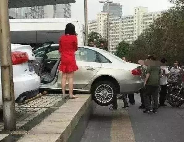 除了开车爬路牌杆，还有哪些奇葩的驾驶骚操作？