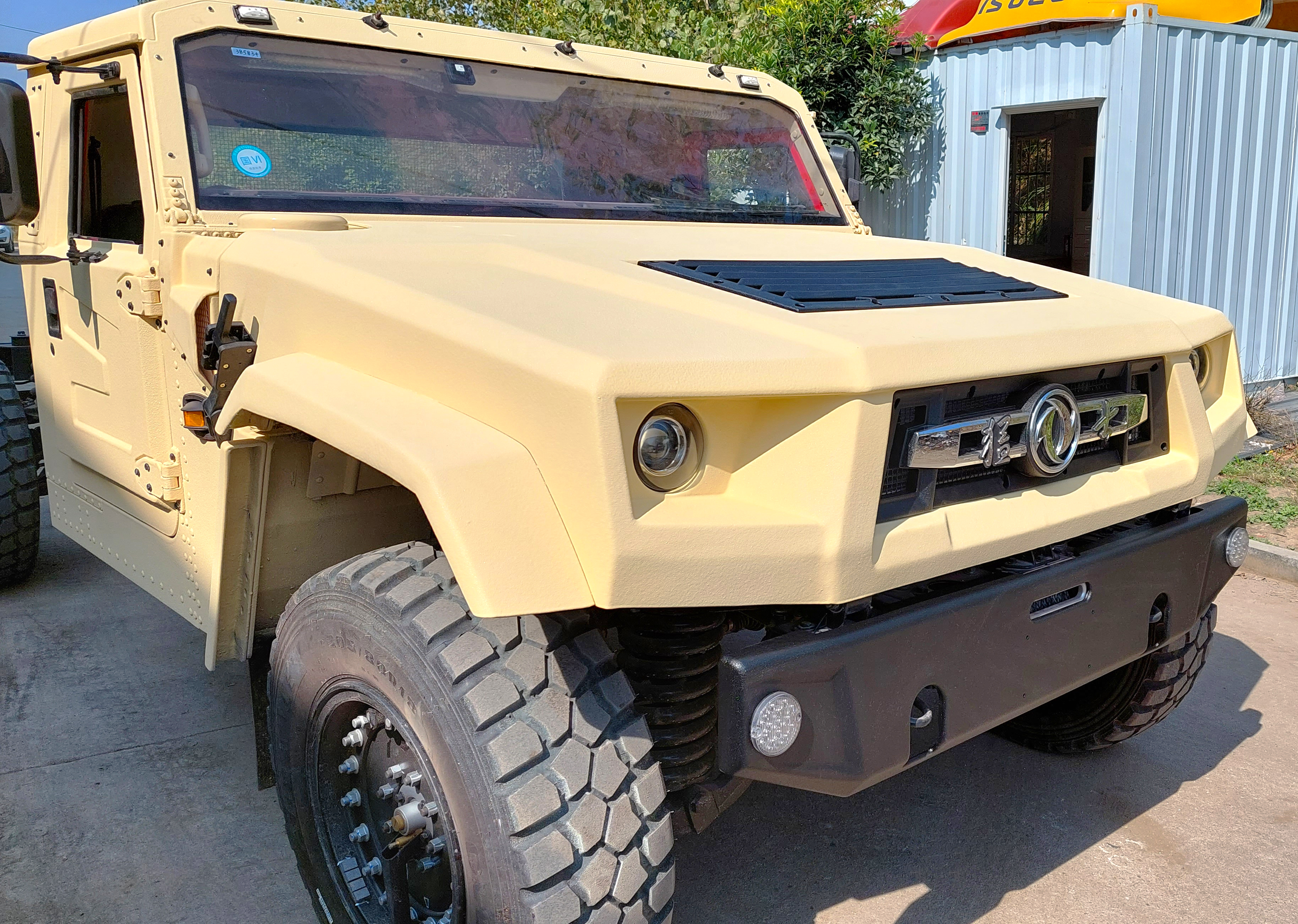 国产硬派越野车东风猛士防护改装,整车喷涂猿金刚防爆装甲漆,耐磨防刮