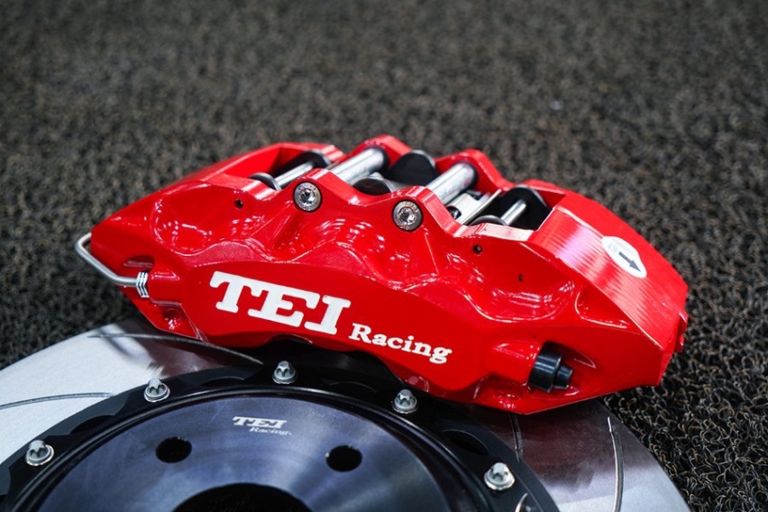 汽车刹车改装案例 丰田皇冠改装TEI Racing六活塞卡钳