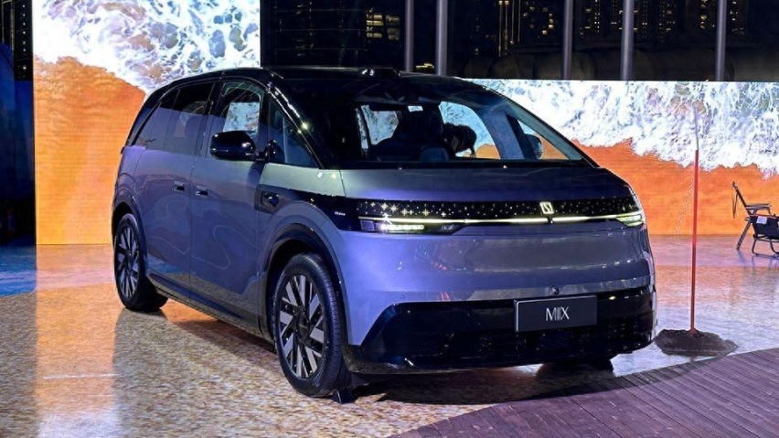 极氪MIX车门值5万？搞定MPV安全性，30万内5座比7座好？