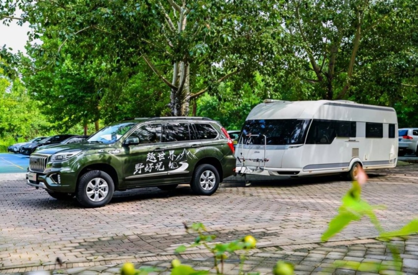 哈弗H9拖挖掘机去露营？这些车千万不能拖挂房车，后果严重