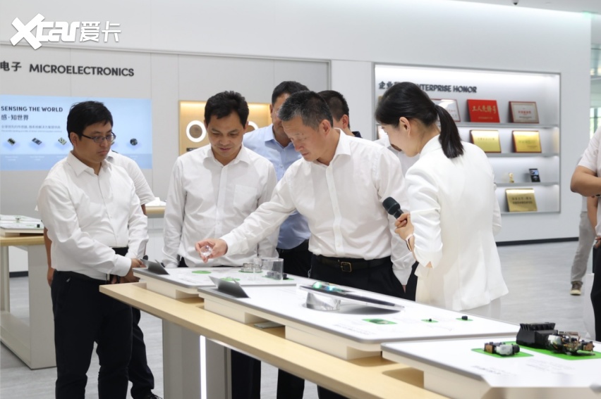 猛士科技ceo曹东杰(右)与歌尔丹拿董事长姜迅(左)签署战略合作协议
