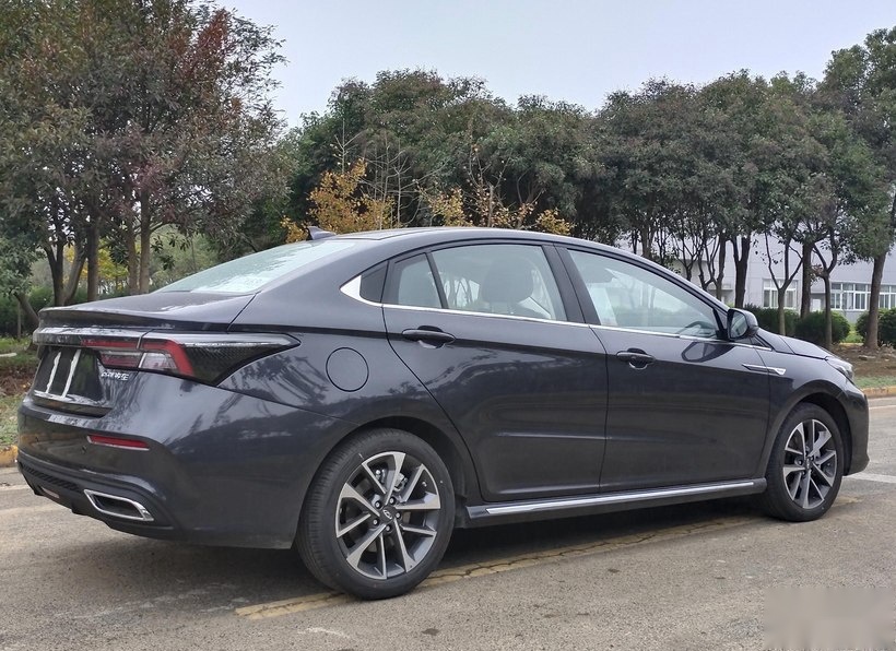 奇瑞终于造了辆高颜值轿车，两种前脸，入门高配，预售7.49万
