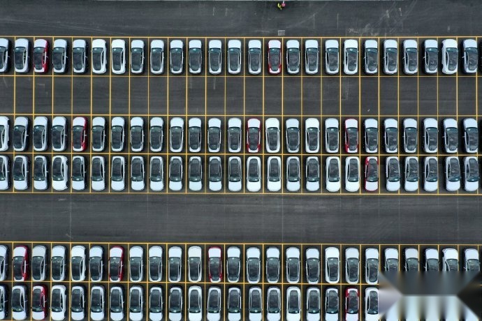 小鹏 P7 开启交付；特斯拉 Autopilot 降价销售