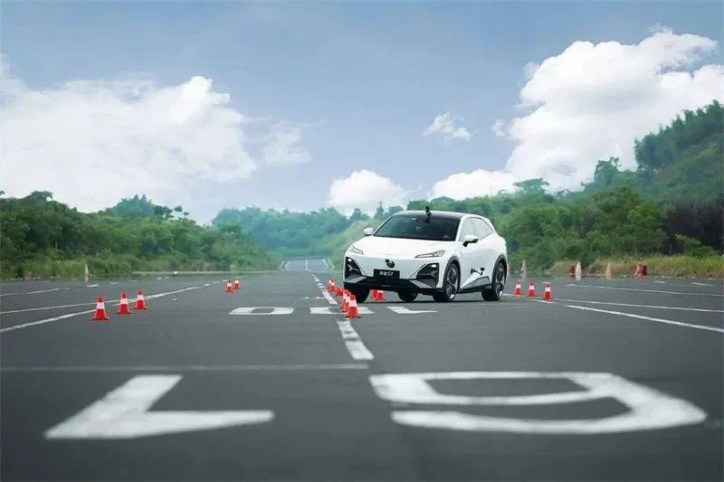 爆款预定！14.99万起深蓝S7上市 6月30日启动万人交车