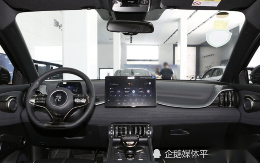 哪吒X和比亚迪元PLUS，谁才是更适合入手的10万级新能源SUV？