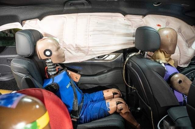 打造安全新高度，魏牌蓝山通过行业首个第三排侧碰