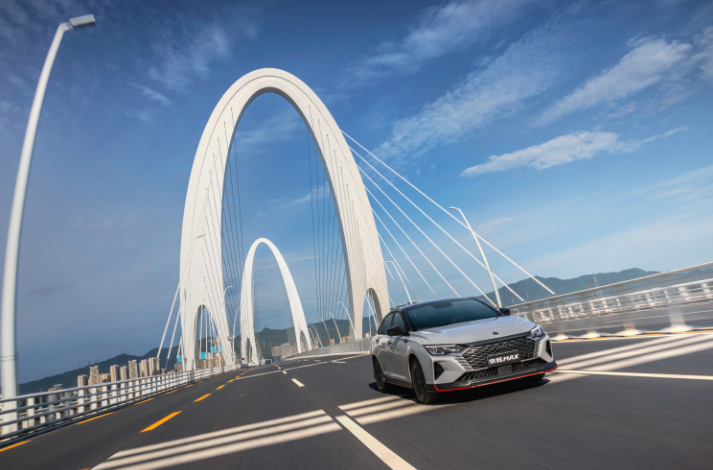 “赛道级宽体家轿”奕炫MAX 2024款上市，9.79万元起售