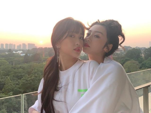 赵小棠晒与妈妈合照，放大五倍看颜值状态，说是姐妹都不为过