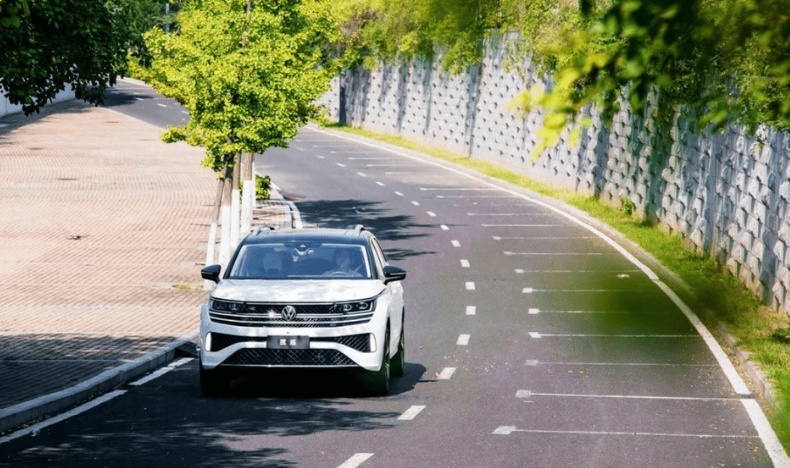 揽巡携手《乘风2023》，挑战极速音乐之旅