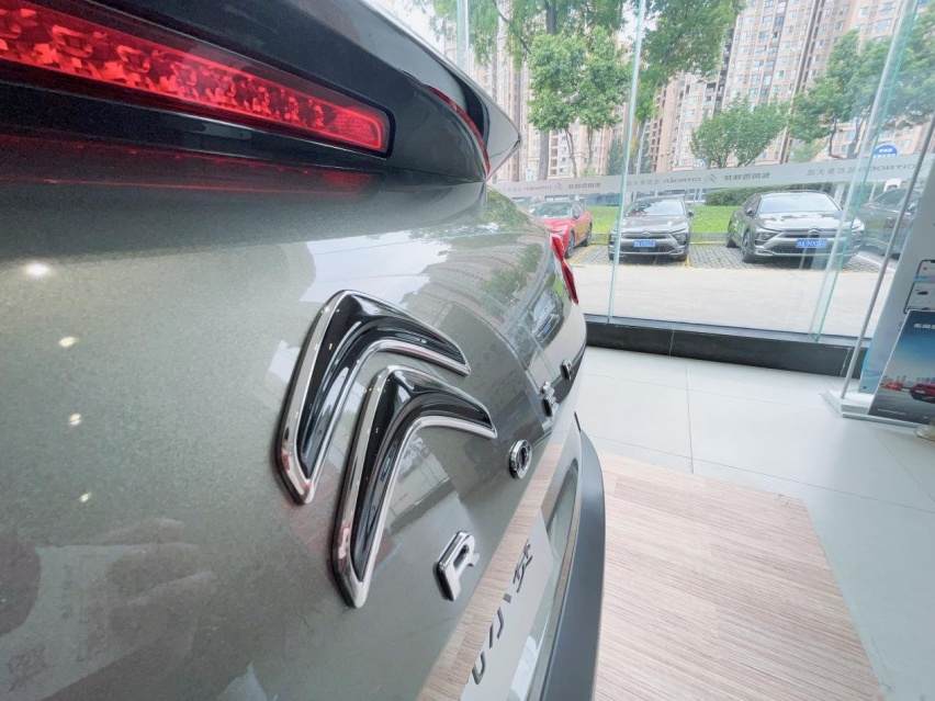 探店|2023款凡尔赛C5 X，入门即豪华，14.37万起售