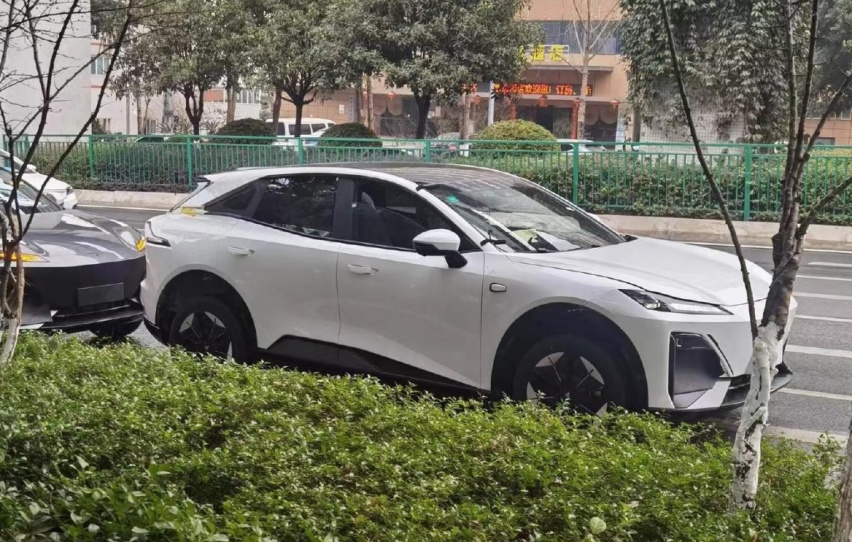 长安深蓝S7现身街头，或20万以内，还看特斯拉Model Y？
