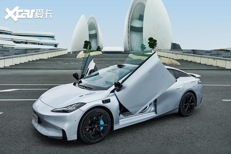 燃油车市场的萎缩和新能源市场的与日俱增形成强烈反差,对于车企们