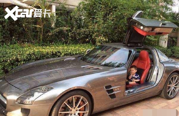 这款车是许多明星最喜欢的商务面包车,因为埃尔法空间大,舒适度也很强