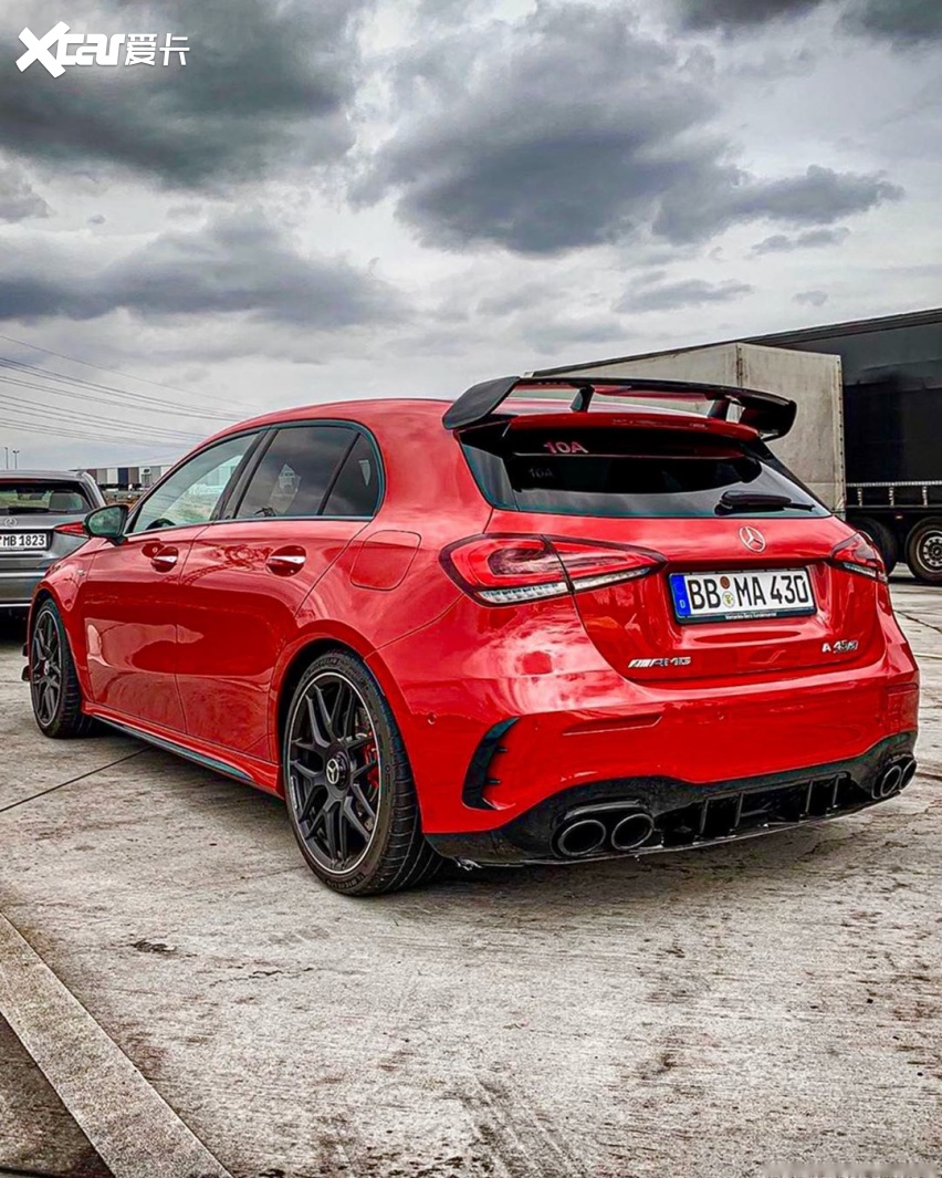 红色的很漂亮梅赛德斯amga45s两厢版海外实车
