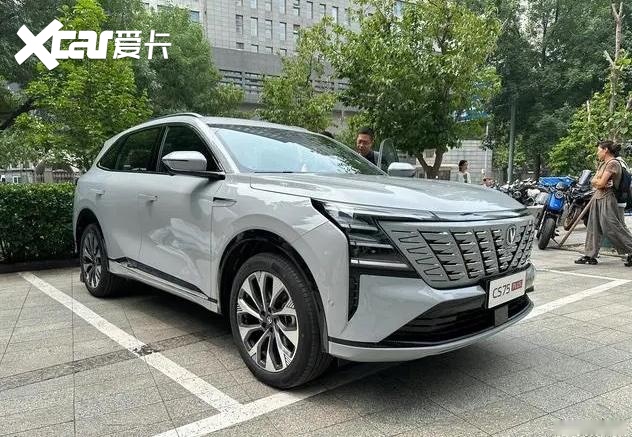 全新一代长安CS75 PLUS实车图来了，选它还是选全新哈弗H6？