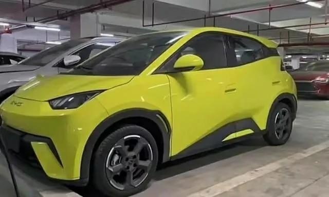 “背刺”特斯拉，秦PLUS-DMI冠军版田忌赛马