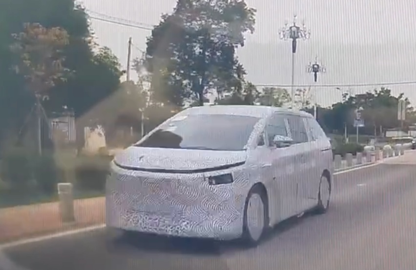 小鹏MPV现身街头，科幻风格配侧滑门，或35万瞄准腾势D9