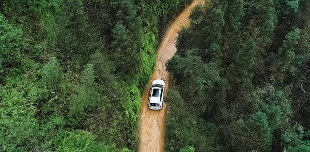 这个国产SUV上了48°驼峰，2.0T+四驱，只需15万多