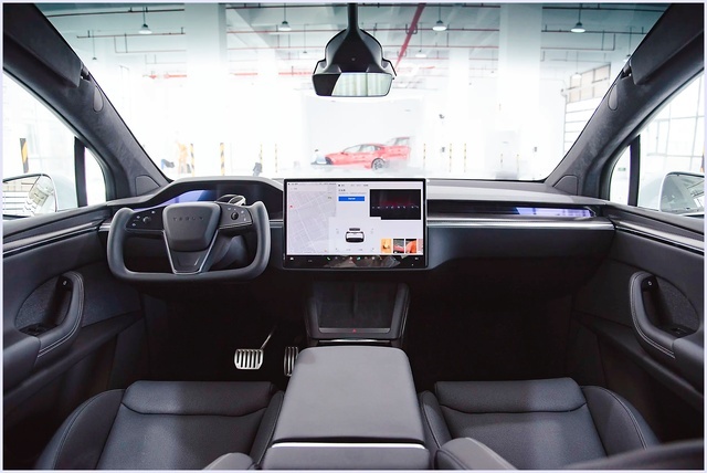 Model X 2023款 Plaid版，长5.037米，破百2.6秒