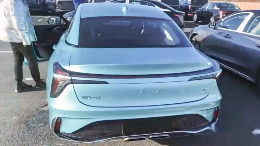 不如H5好看？红旗H6实车曝光，轿跑造型大胆激进，入门就配2.0T