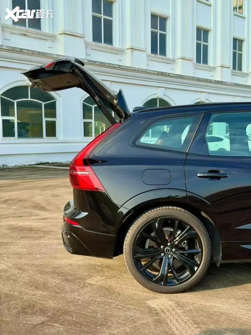 全新XC60黑武士：沃尔沃不装了，这次直接把北欧性冷淡穿成了一身黑