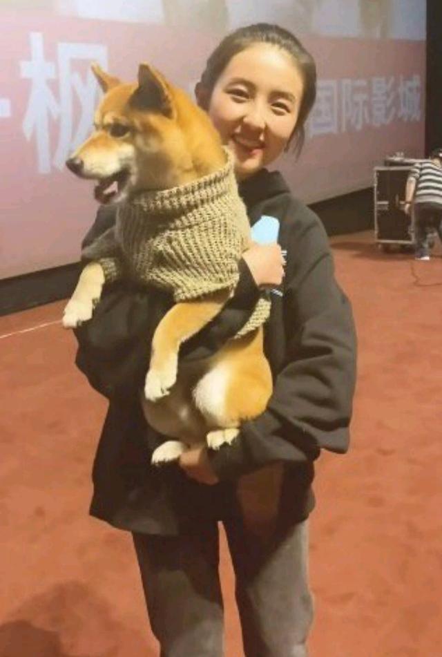 《宠爱》路演 男主角小H探班张子枫 亲密合照