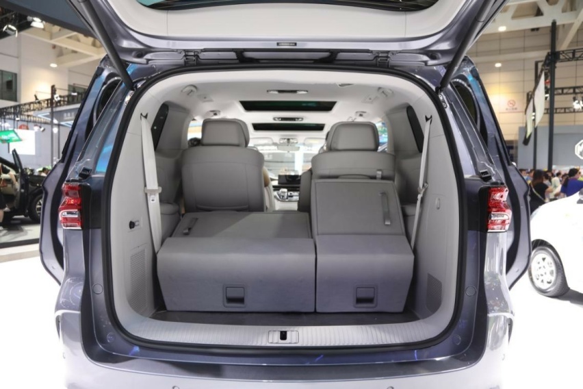 高颜值纯电MPV，荣威iMAX8 EV，家庭出行新选择！