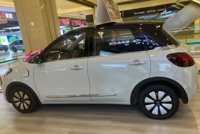 新款五菱缤果实车曝光，新增ESC+自动驻车，外观造型复古，配置高