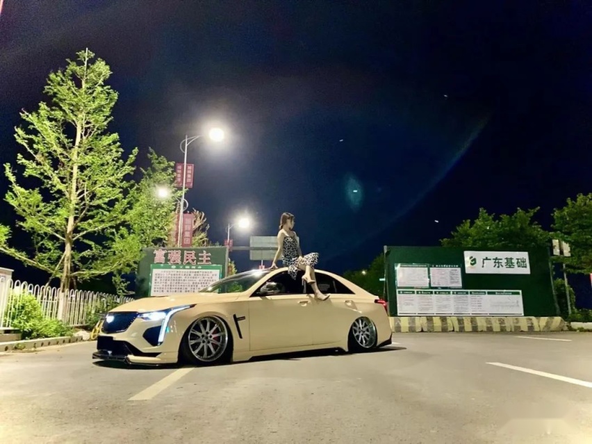 少数派玩家丨凯迪拉克CT4姿态改装，还带小姐姐自动上车功能？