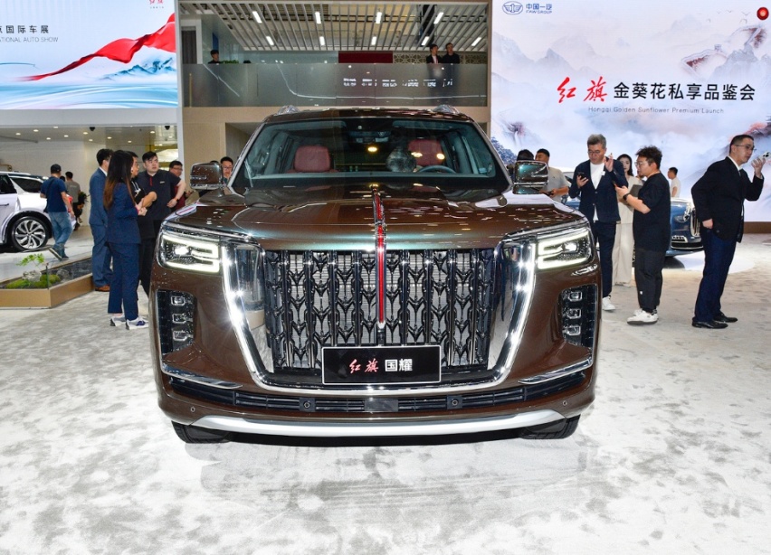 一汽红旗的全尺寸SUV，车长超5米6，搭载4.0T+8AT