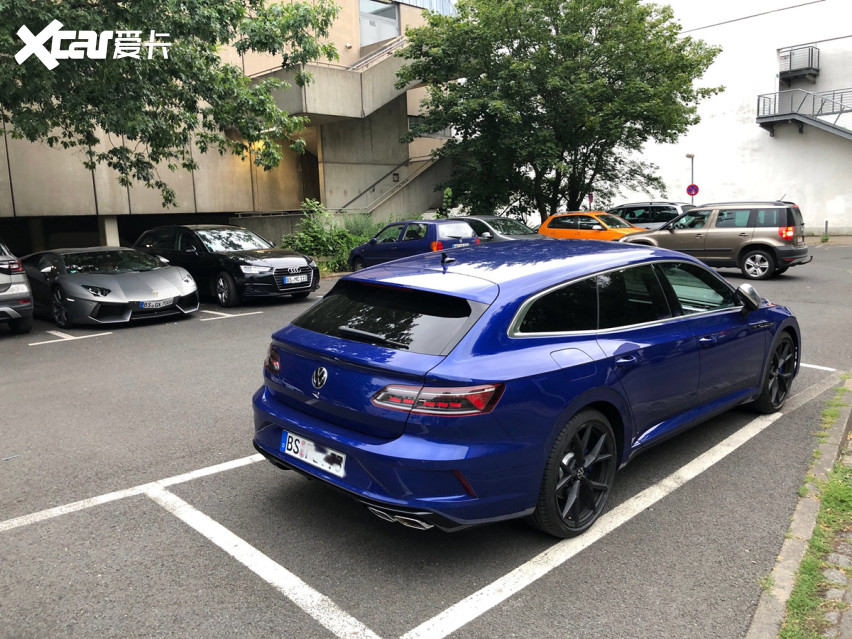 大眾arteon r獵裝版車型採用了下沉式車頂的設計,它的車窗看上去給人