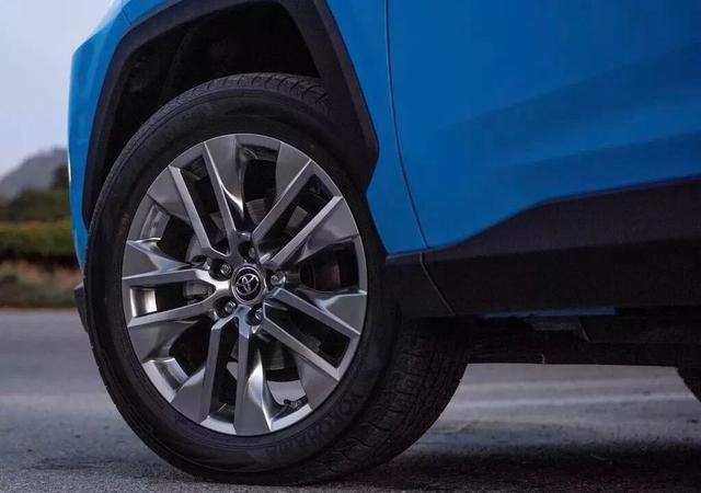 路过的同学看过来，10月最重磅的新车，全新一代丰田RAV4购