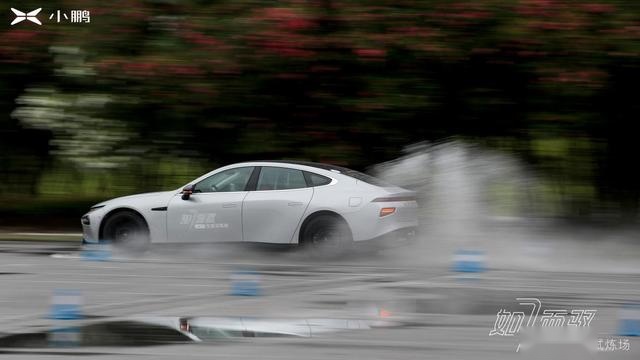 试驾｜4.3秒破百，智能轿跑小鹏P7单挑特斯拉Model S