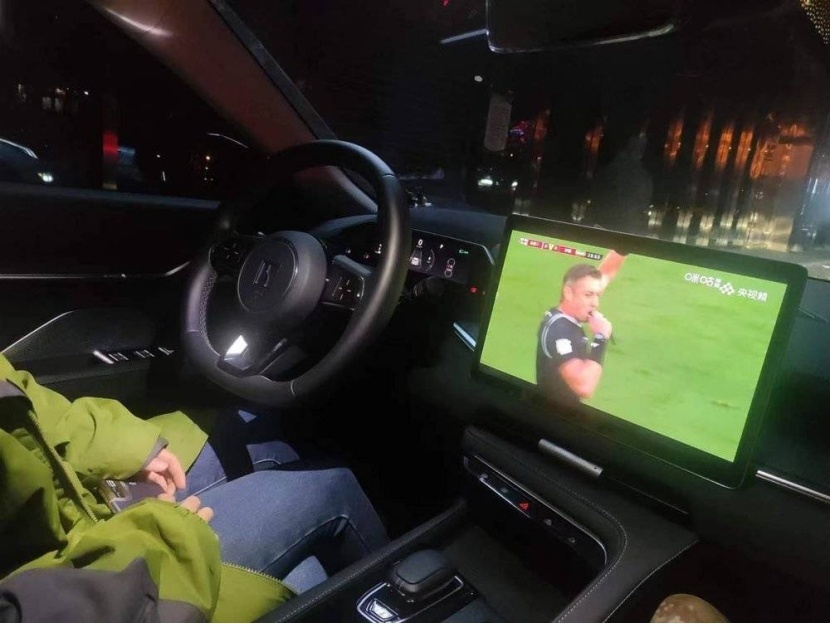 下班回家不想错过世界杯，在车上看球也可以很爽！