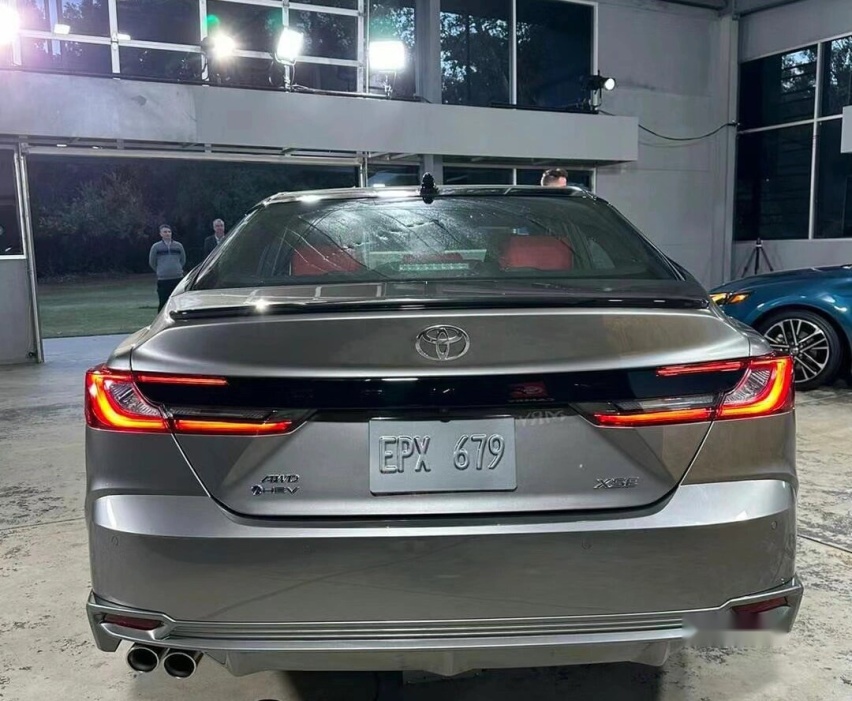 新一代丰田凯美瑞实车现身，内外看齐皇冠SC，或全系混动？