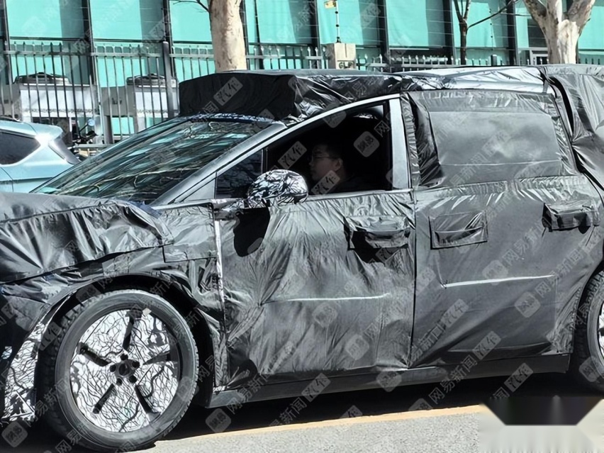 理想M7谍照曝光！定位跨界SUV，MEGA前脸+普锐斯车尾能接受？